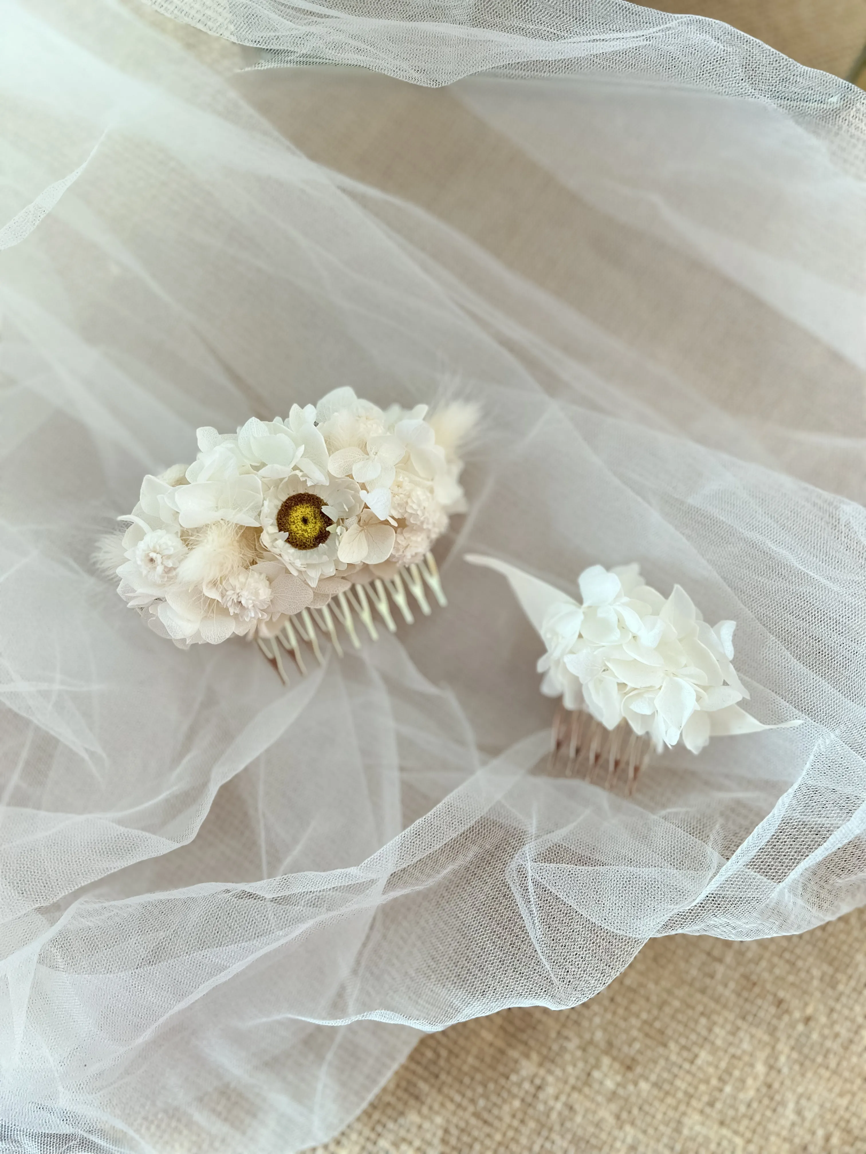 Bridal White Flower Comb, Minimalist Wedding Hair Pins, Boho Bridal Hair Accessories, Handmade Dried Flower Hair Piece Ivory Cream