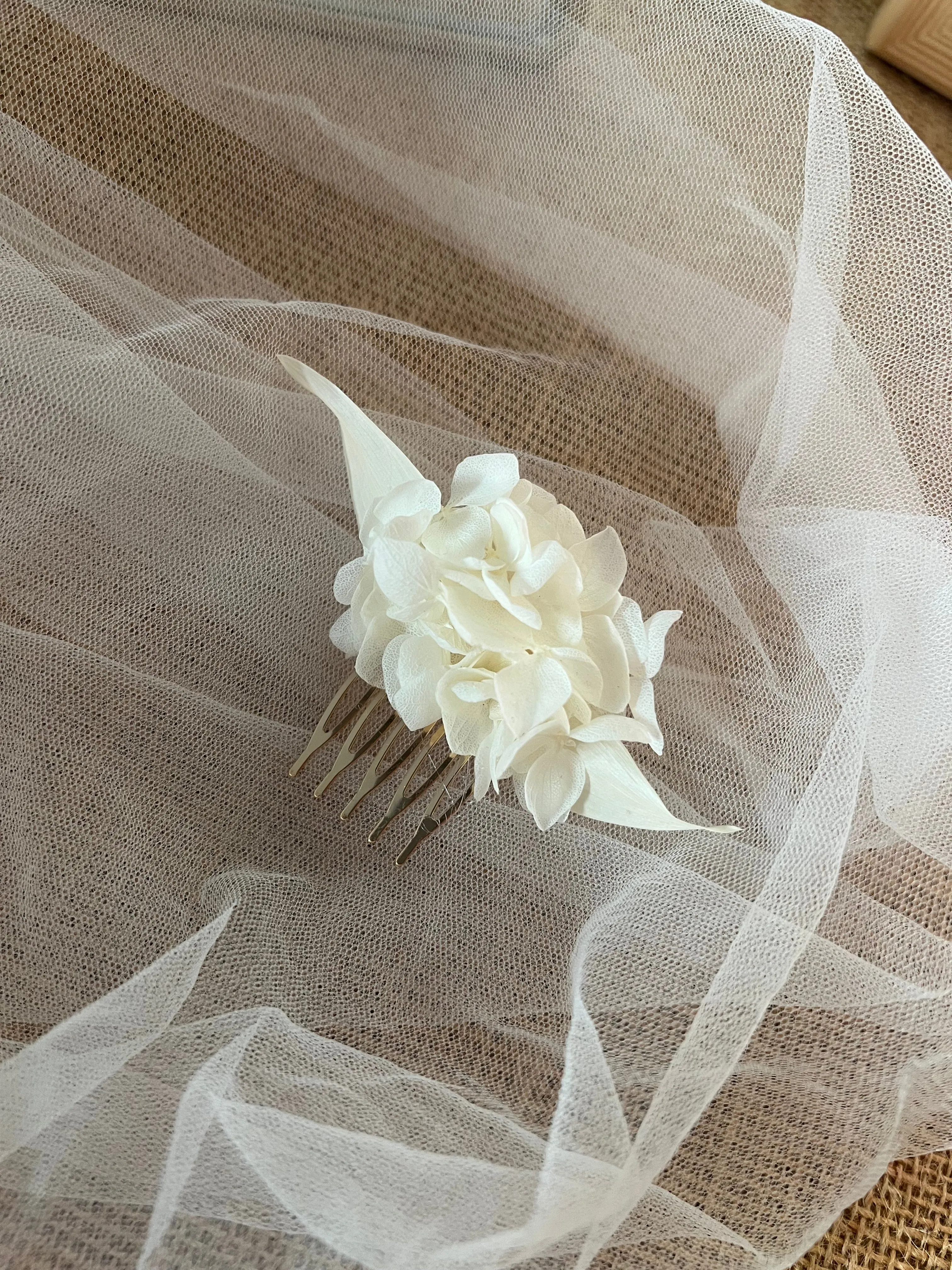 Bridal White Flower Comb, Minimalist Wedding Hair Pins, Boho Bridal Hair Accessories, Handmade Dried Flower Hair Piece Ivory Cream