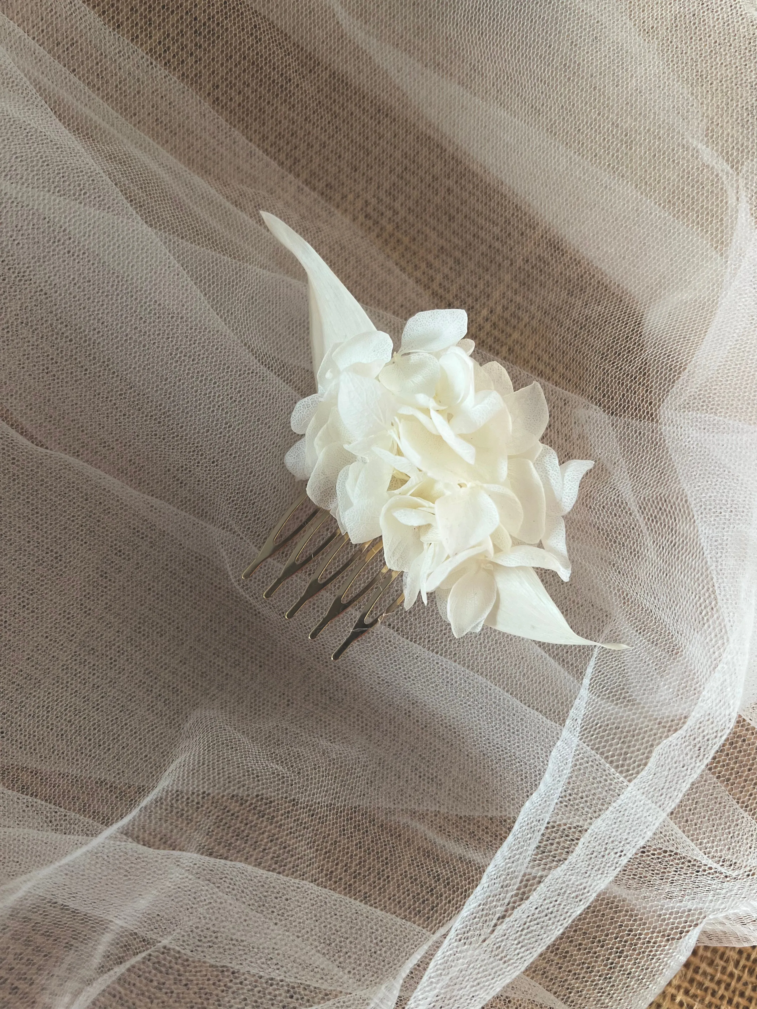 Bridal White Flower Comb, Minimalist Wedding Hair Pins, Boho Bridal Hair Accessories, Handmade Dried Flower Hair Piece Ivory Cream