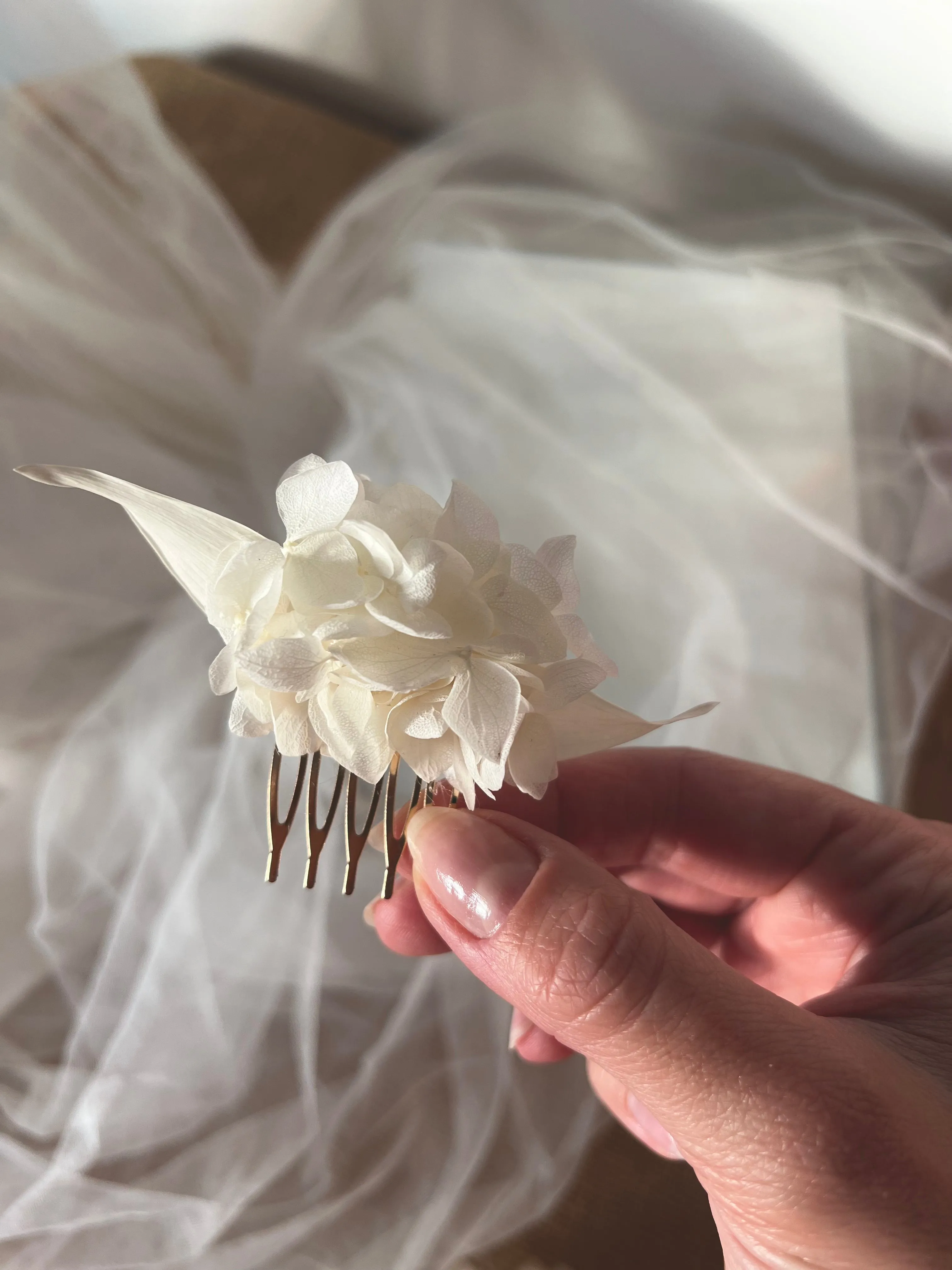 Bridal White Flower Comb, Minimalist Wedding Hair Pins, Boho Bridal Hair Accessories, Handmade Dried Flower Hair Piece Ivory Cream
