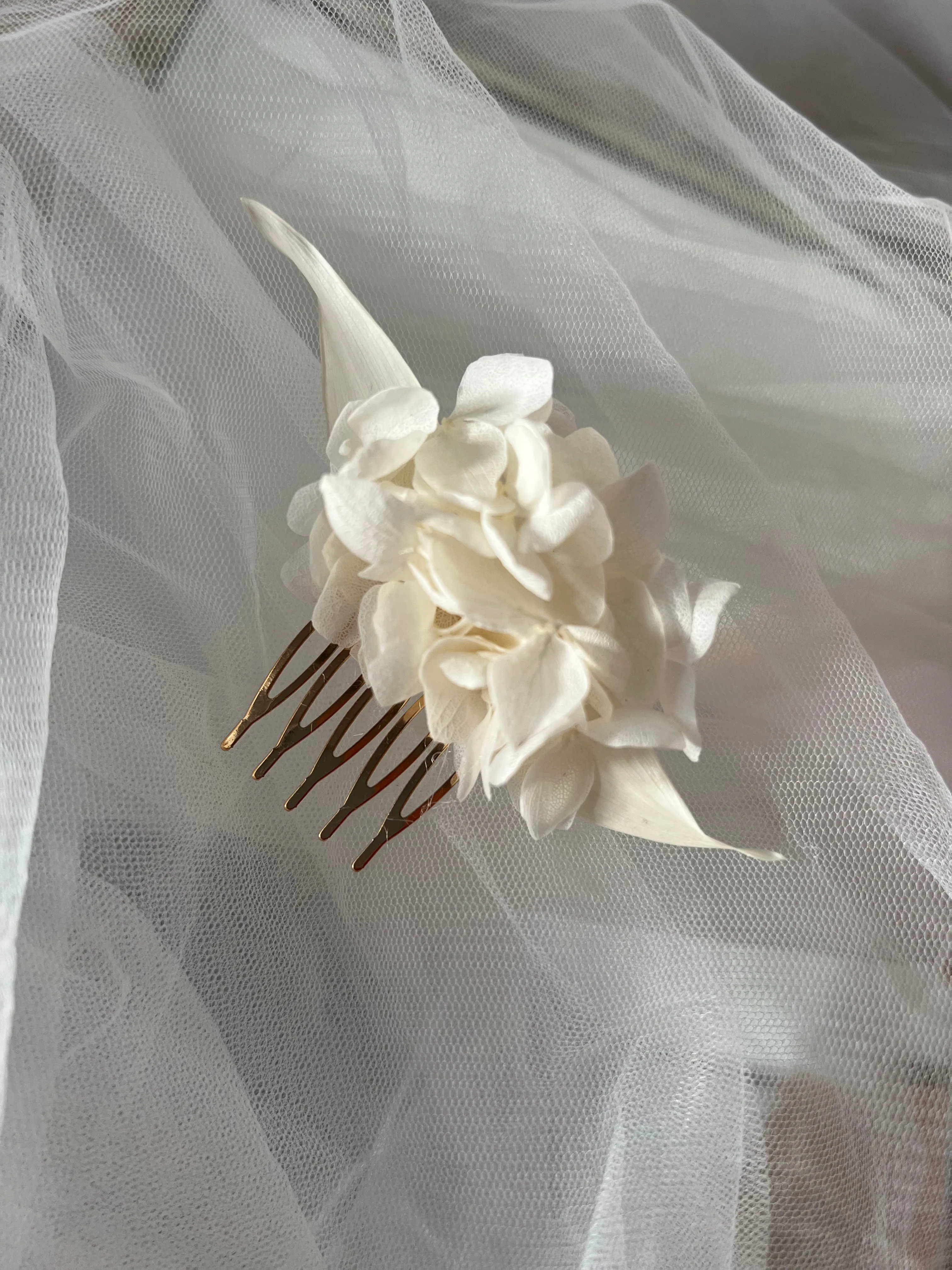 Bridal White Flower Comb, Minimalist Wedding Hair Pins, Boho Bridal Hair Accessories, Handmade Dried Flower Hair Piece Ivory Cream