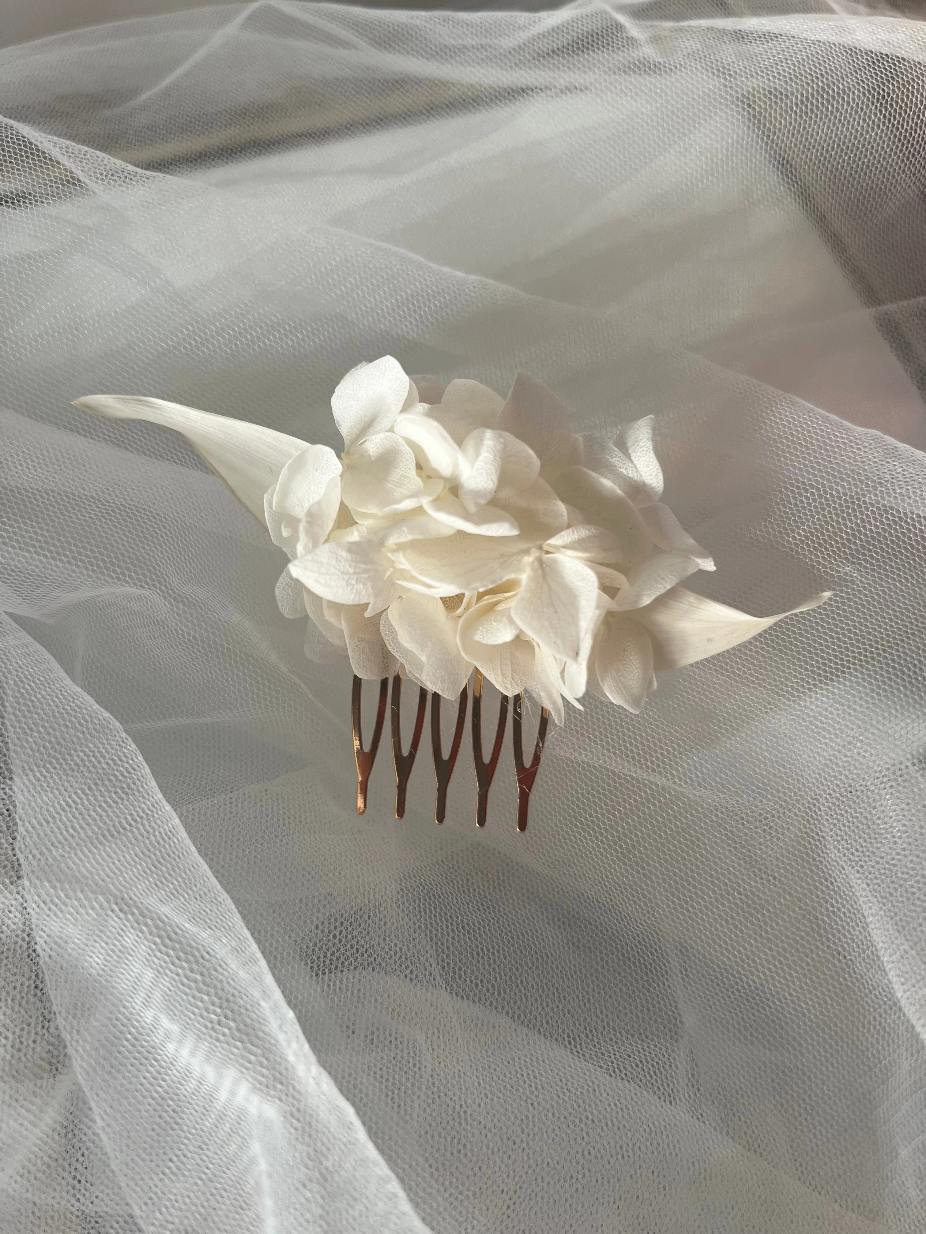 Bridal White Flower Comb, Minimalist Wedding Hair Pins, Boho Bridal Hair Accessories, Handmade Dried Flower Hair Piece Ivory Cream