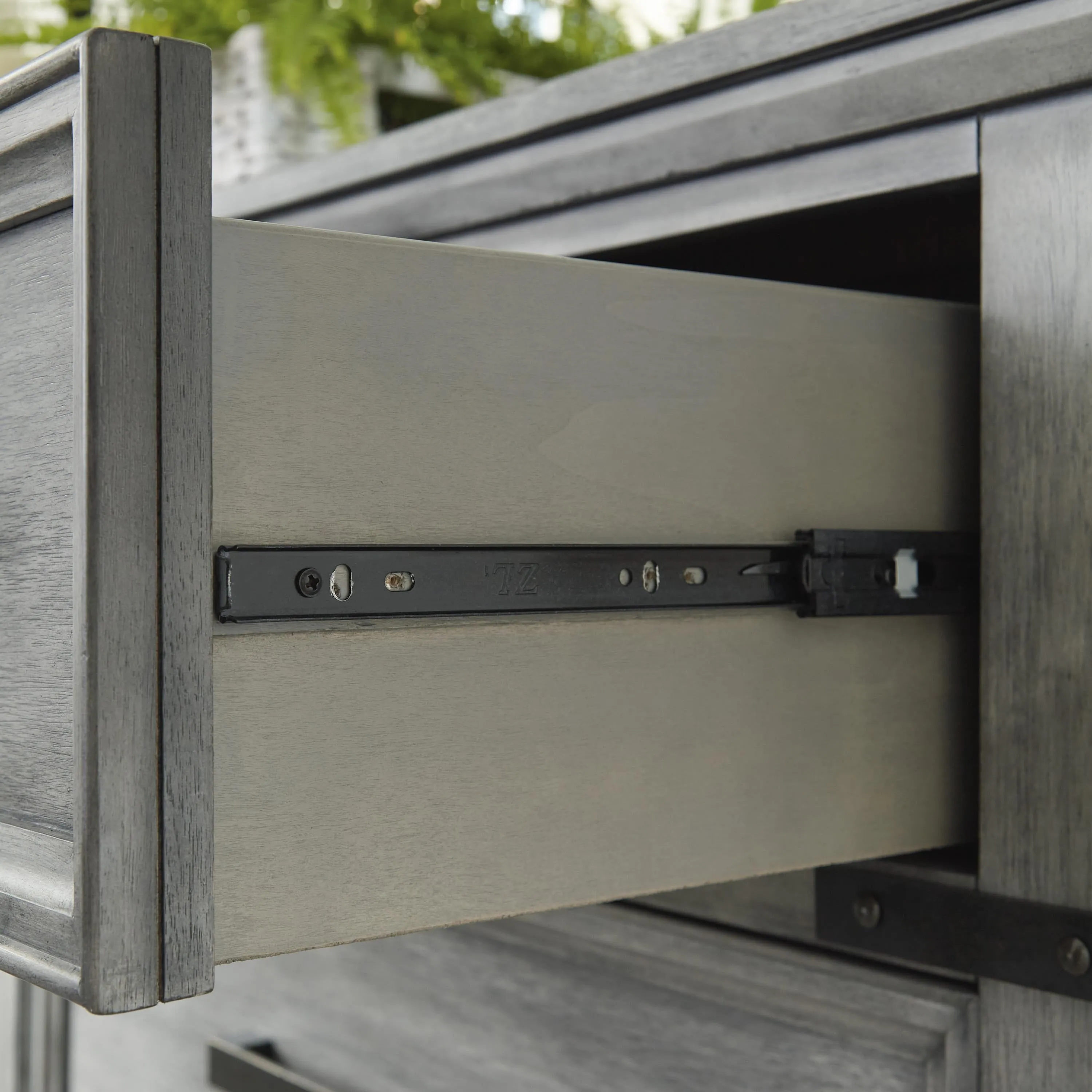 Signature Design by Ashley Russelyn 5-Drawer Chest B772-46